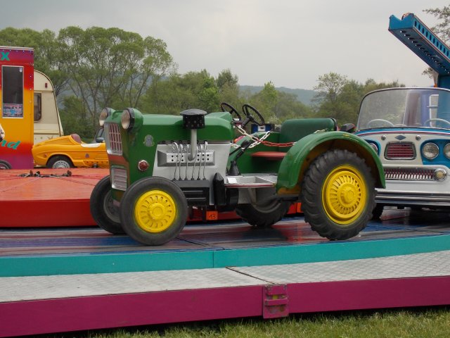 grüner Traktor auf dem Kinderkarussel