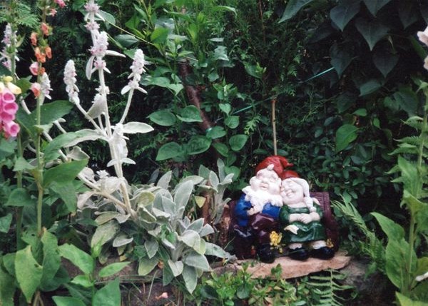 im Garten sitzen Oma und Opa im Garten sitzen Oma und Opa